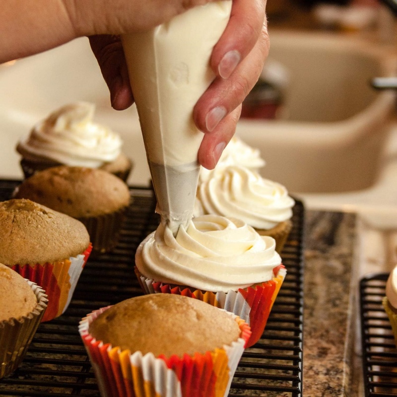 Piping Bag Disposable - 100個入り - 使い捨てパイピングバッグ 食品グレード 厚手で破裂防止加工されたペストリーバッグ ケーキやクッキーのデコレーション用