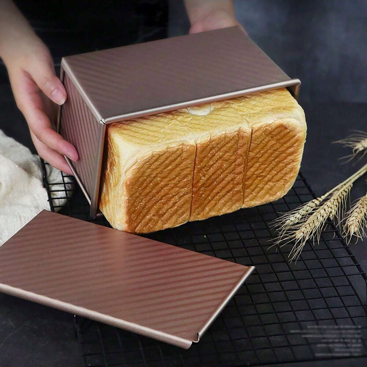 蓋付き金色のパン型1個 - ノンスティック、錆びない。 完璧 - Kitchen And Baking Equipment のレビューと価格